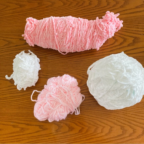 ❤️‍🔥 (5/20) Bernat Yarnspiration Velvet White and Pink Yarn - Picture 3 of 6